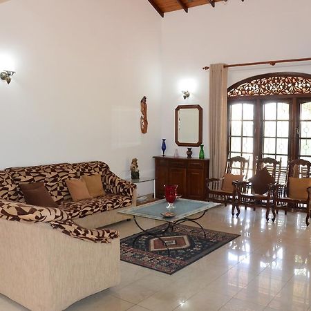 Gondolas Holiday Lanka Ragama Экстерьер фото