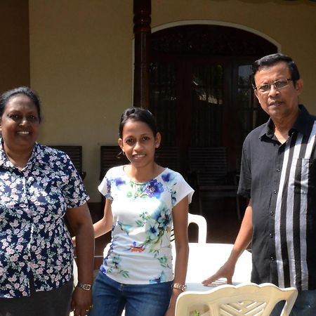 Gondolas Holiday Lanka Ragama Экстерьер фото