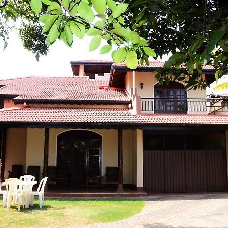 Gondolas Holiday Lanka Ragama Экстерьер фото
