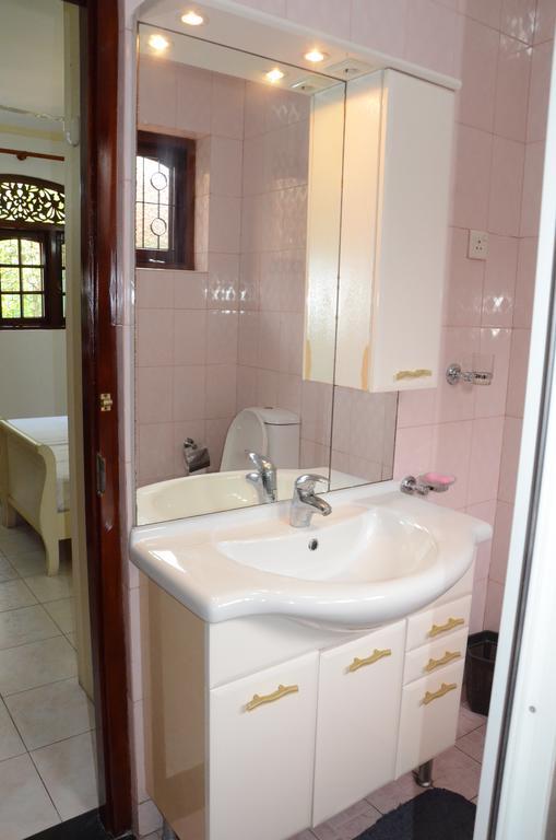 Gondolas Holiday Lanka Ragama Экстерьер фото
