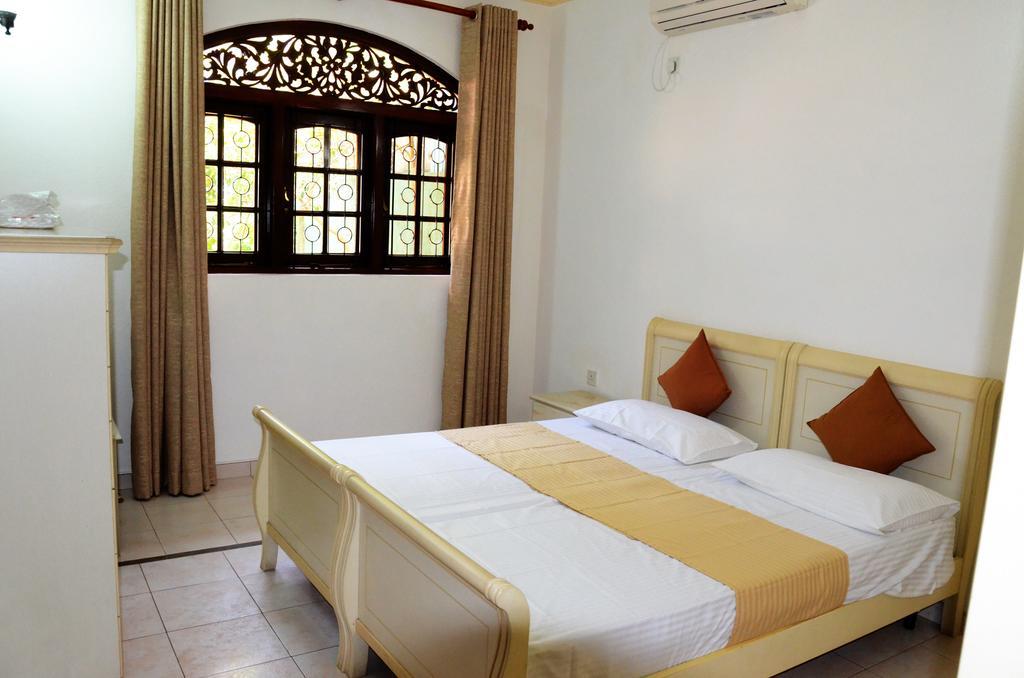 Gondolas Holiday Lanka Ragama Экстерьер фото