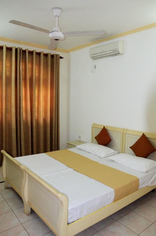 Gondolas Holiday Lanka Ragama Экстерьер фото