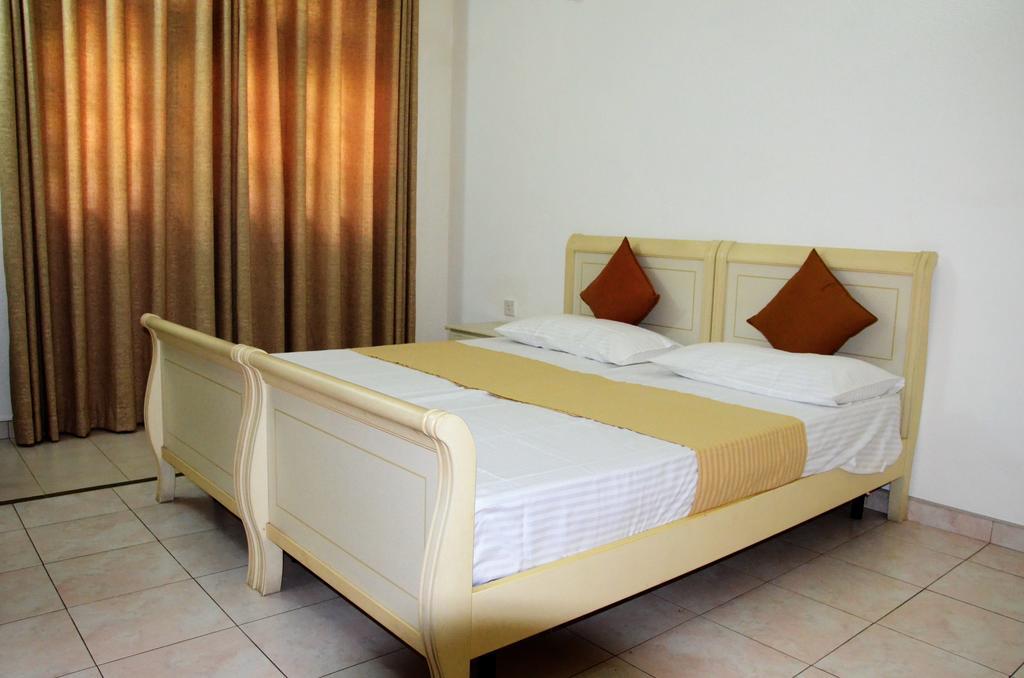 Gondolas Holiday Lanka Ragama Экстерьер фото