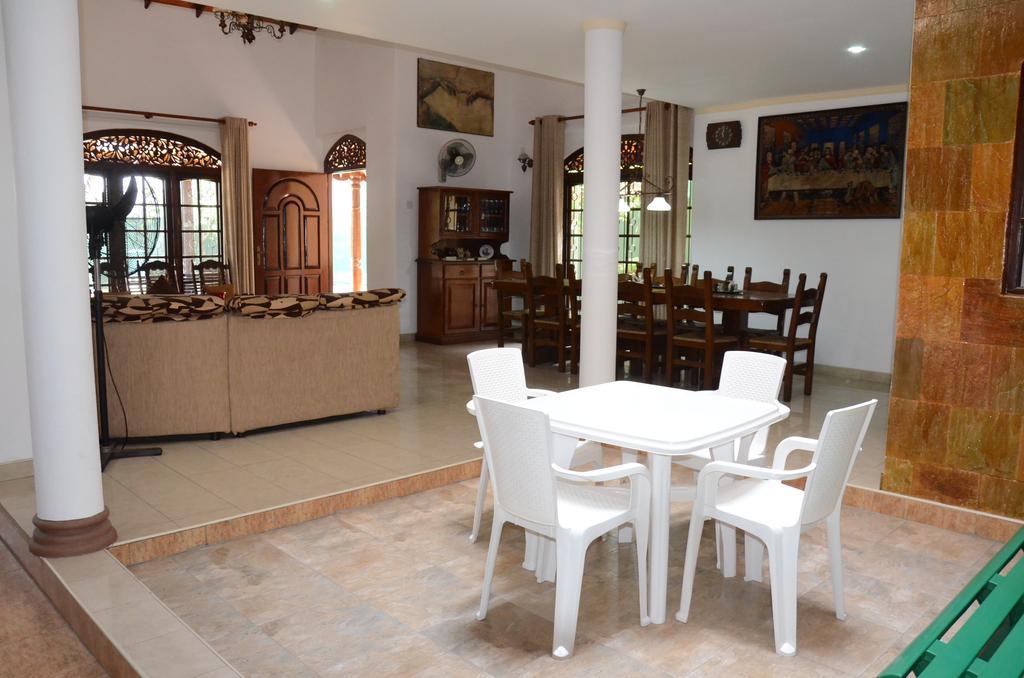 Gondolas Holiday Lanka Ragama Экстерьер фото