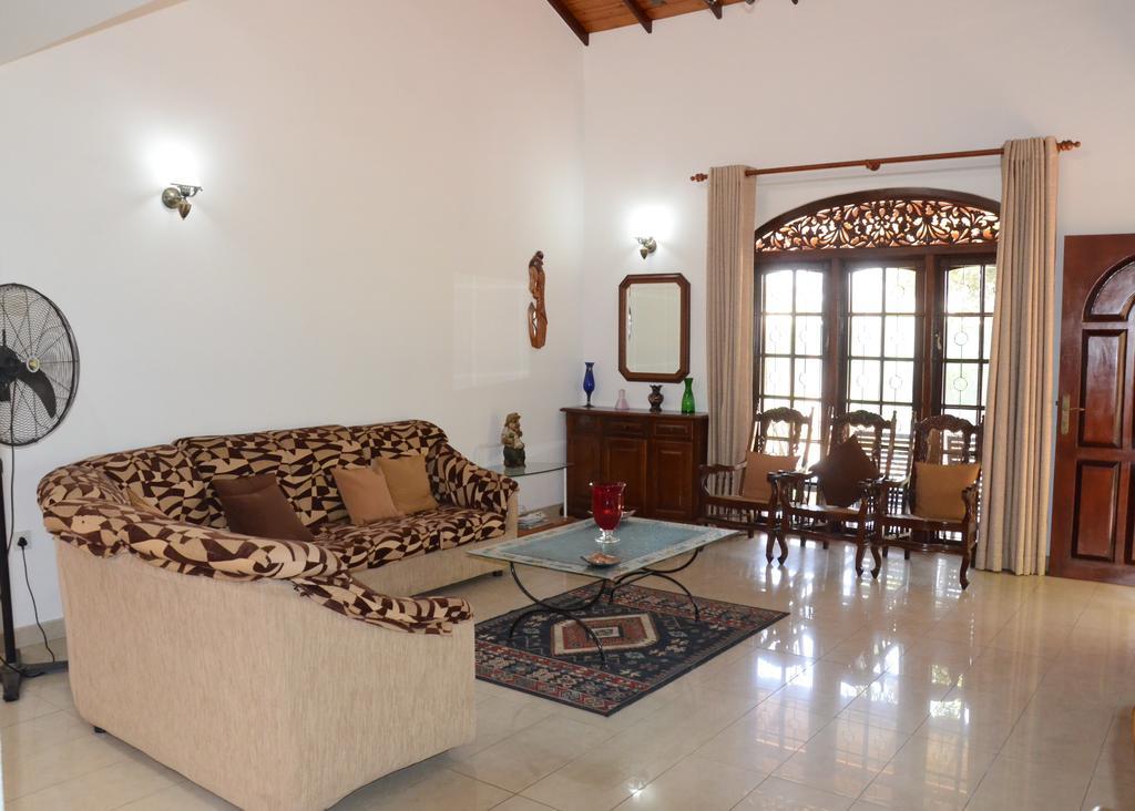 Gondolas Holiday Lanka Ragama Экстерьер фото