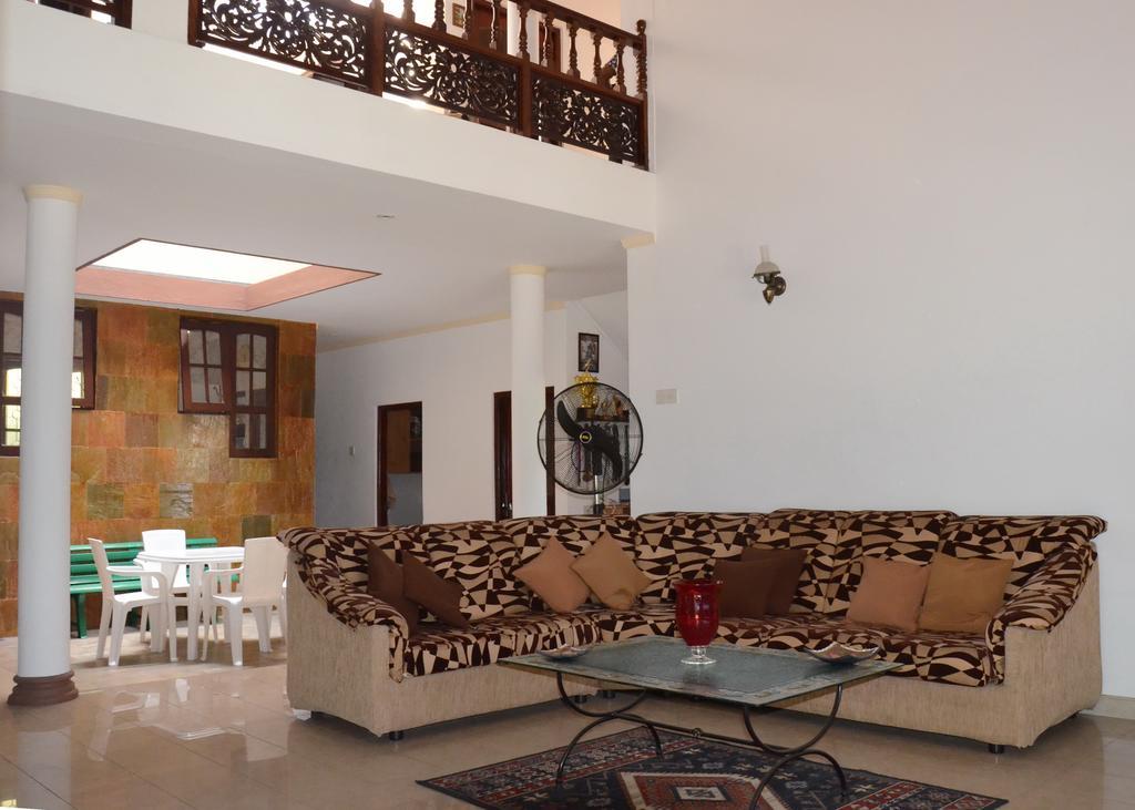 Gondolas Holiday Lanka Ragama Экстерьер фото