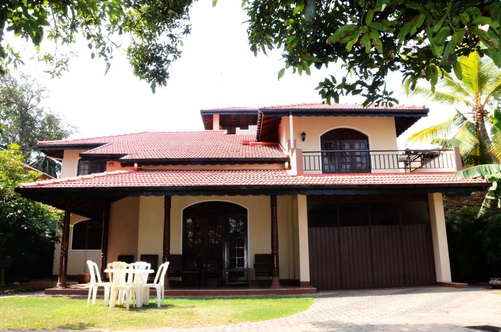 Gondolas Holiday Lanka Ragama Экстерьер фото