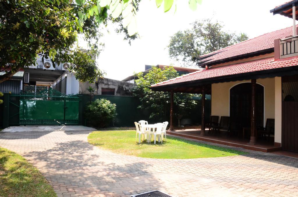 Gondolas Holiday Lanka Ragama Экстерьер фото