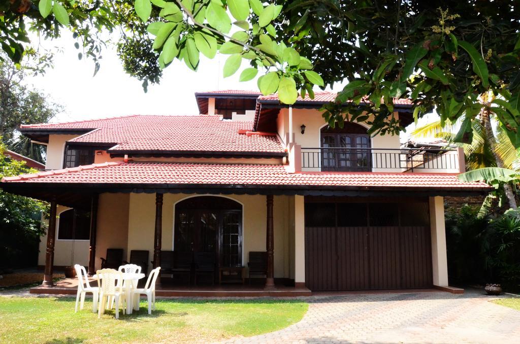 Gondolas Holiday Lanka Ragama Экстерьер фото