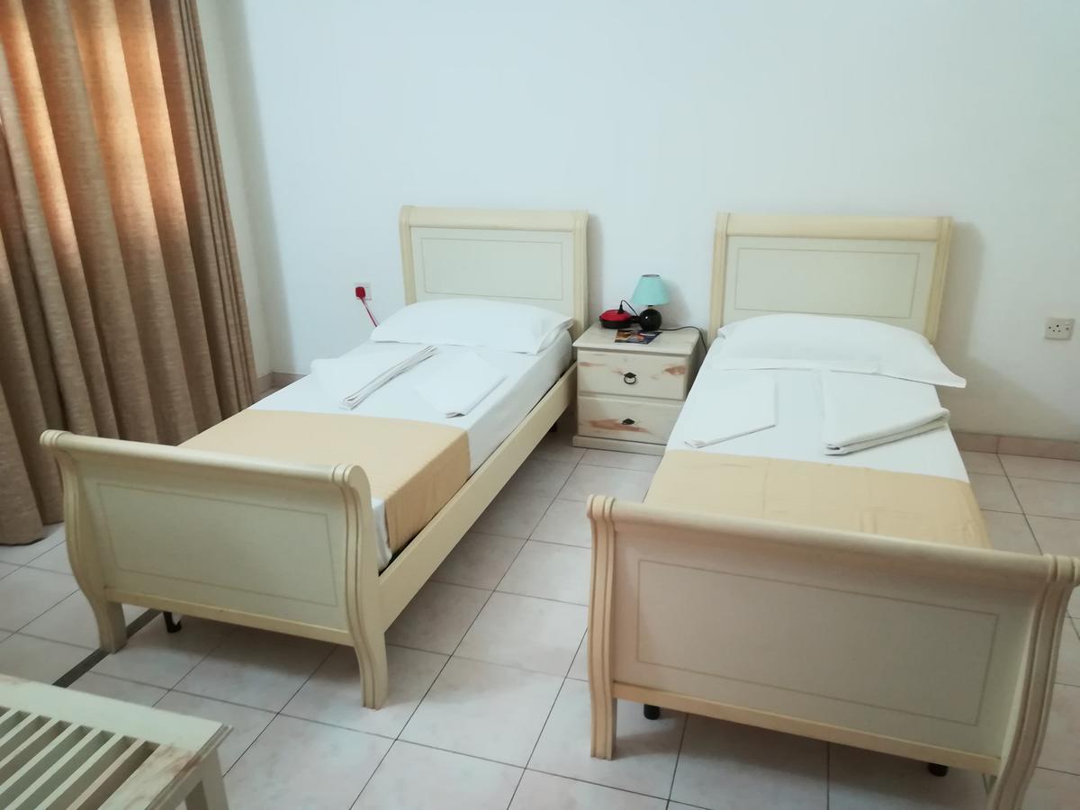 Gondolas Holiday Lanka Ragama Экстерьер фото